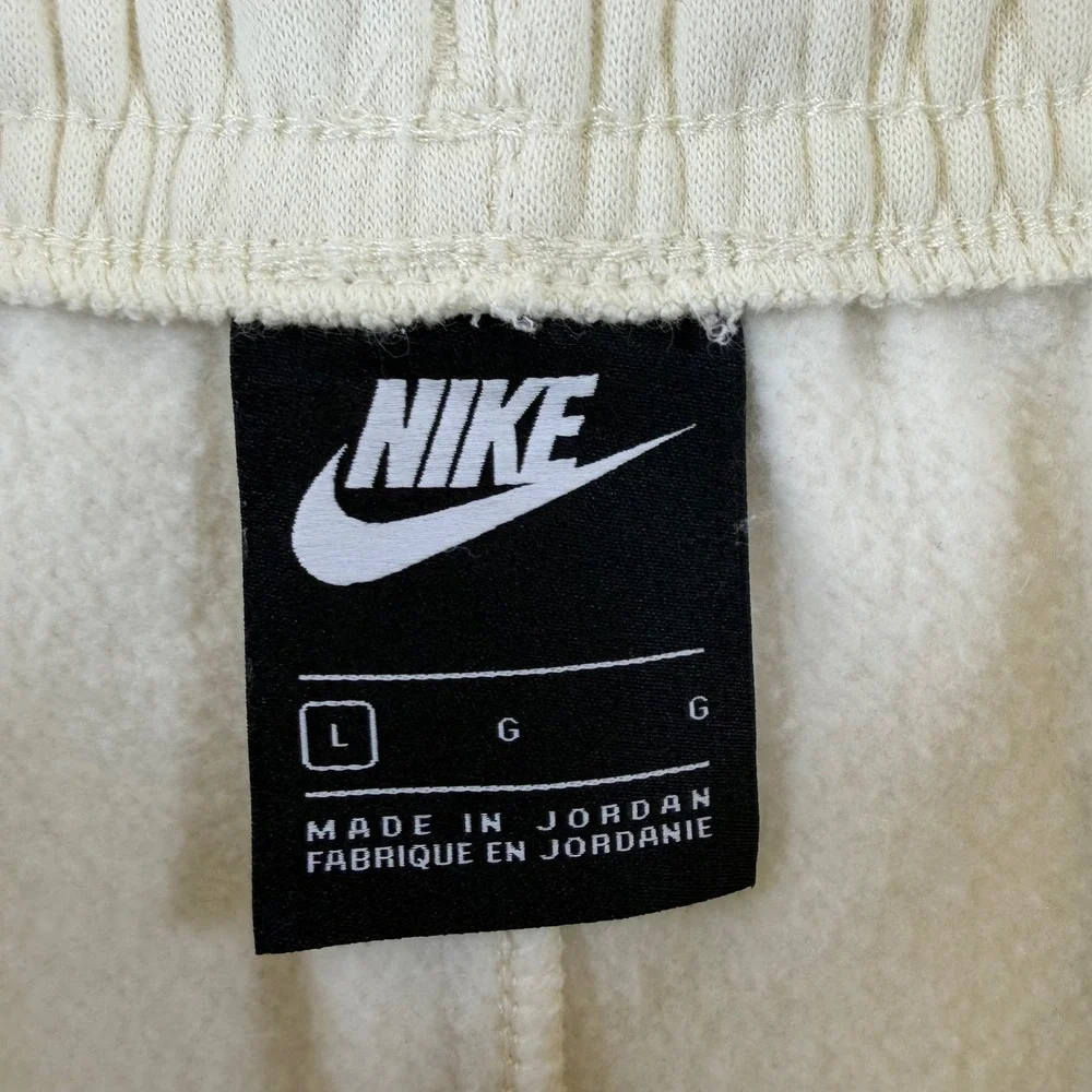 Nike Sportswear Club Mens Cargo Shorts Coconut Milk Fleece Lined Sz L CZ9956-113